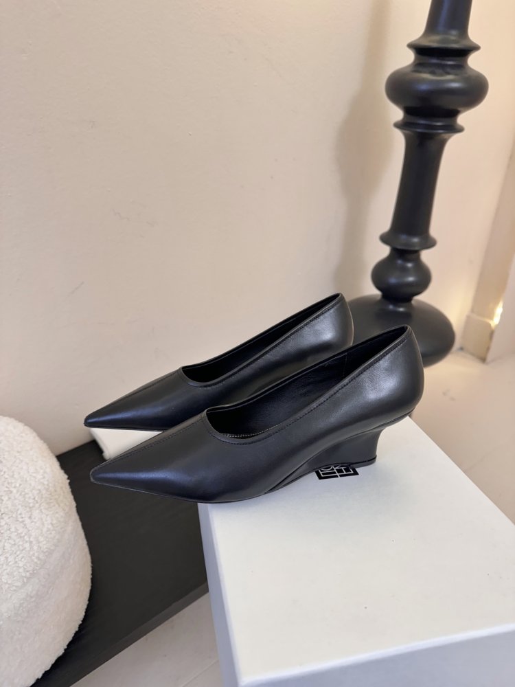 Туфли женские черные лодочки на низком каблуке с острым носком классические фото 5