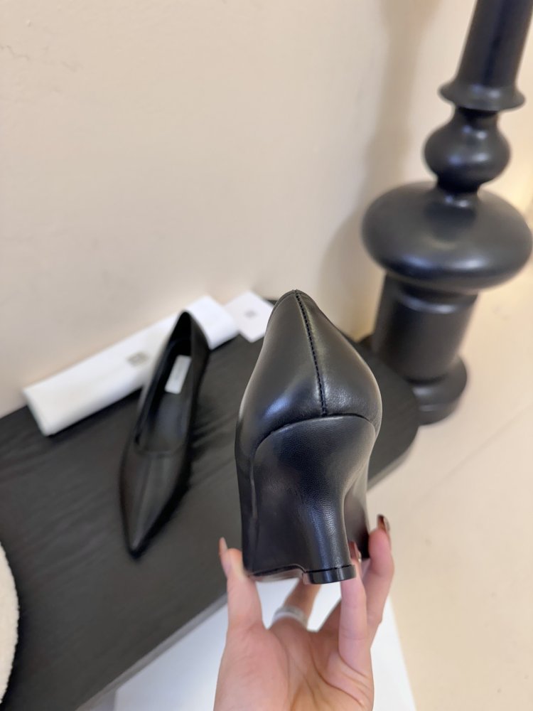 Туфли женские черные лодочки на низком каблуке с острым носком классические фото 7