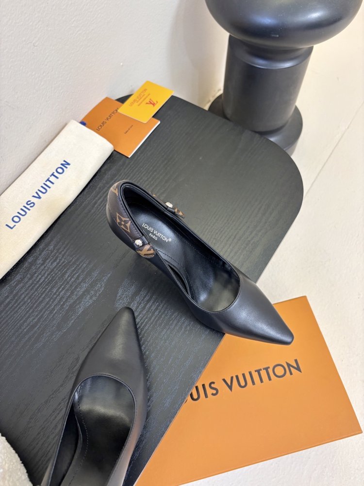 Туфли женские кожаные черные лодочки на каблуке с острым носом фото 4