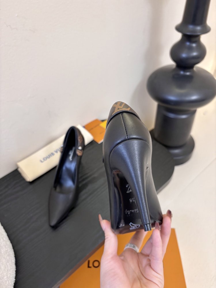 Туфли женские кожаные черные лодочки на каблуке с острым носом фото 7