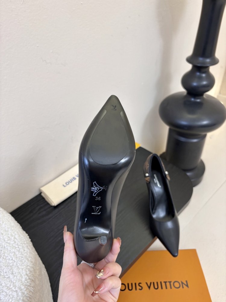 Туфли женские кожаные черные лодочки на каблуке с острым носом фото 9