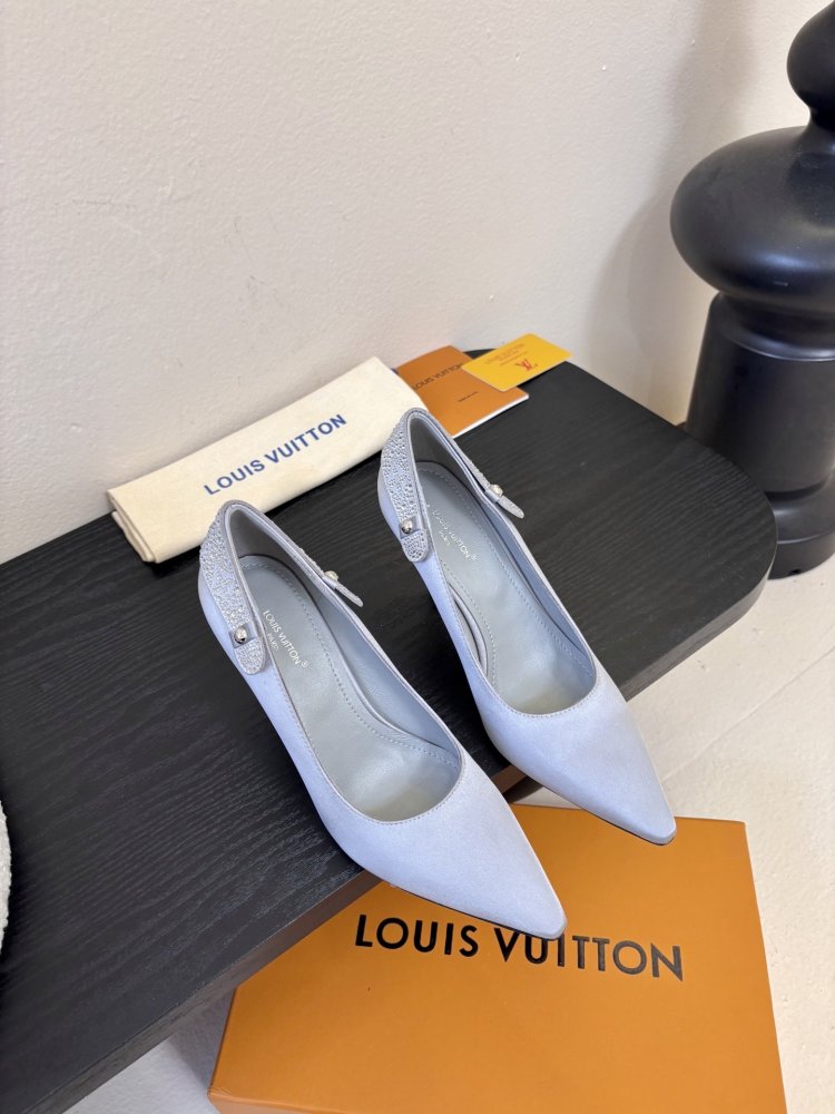 Туфли женские кожаные лодочки на каблуке с острым носом