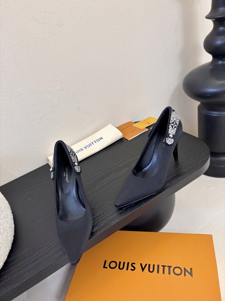 Туфли женские кожаные лодочки на каблуке с острым носом фото 3