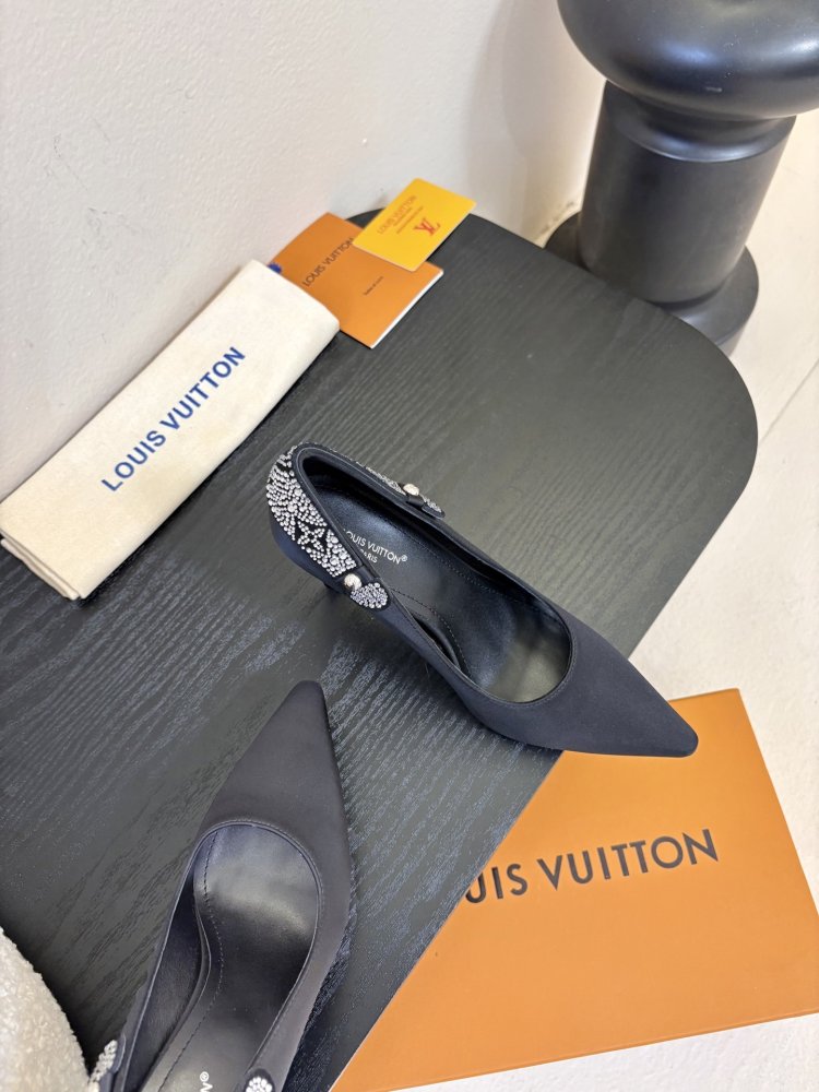 Туфли женские кожаные лодочки на каблуке с острым носом фото 4