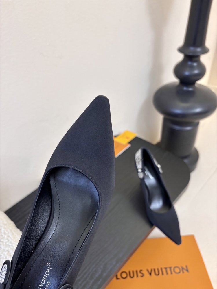 Туфли женские кожаные лодочки на каблуке с острым носом фото 6