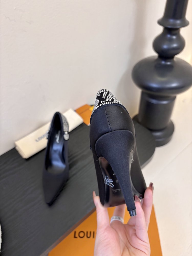 Туфли женские кожаные лодочки на каблуке с острым носом фото 7