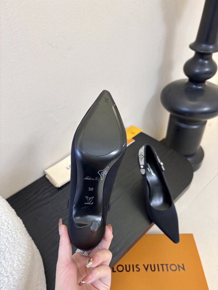 Туфли женские кожаные лодочки на каблуке с острым носом фото 9