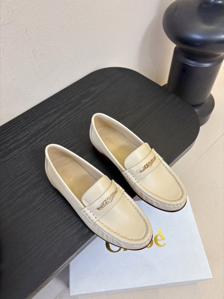 Туфли женские лоферы бежевые кожаные с золотой цепочкой на плоской подошве