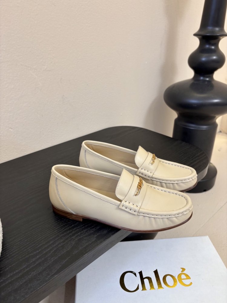 Туфли женские лоферы бежевые кожаные с золотой цепочкой на плоской подошве фото 2