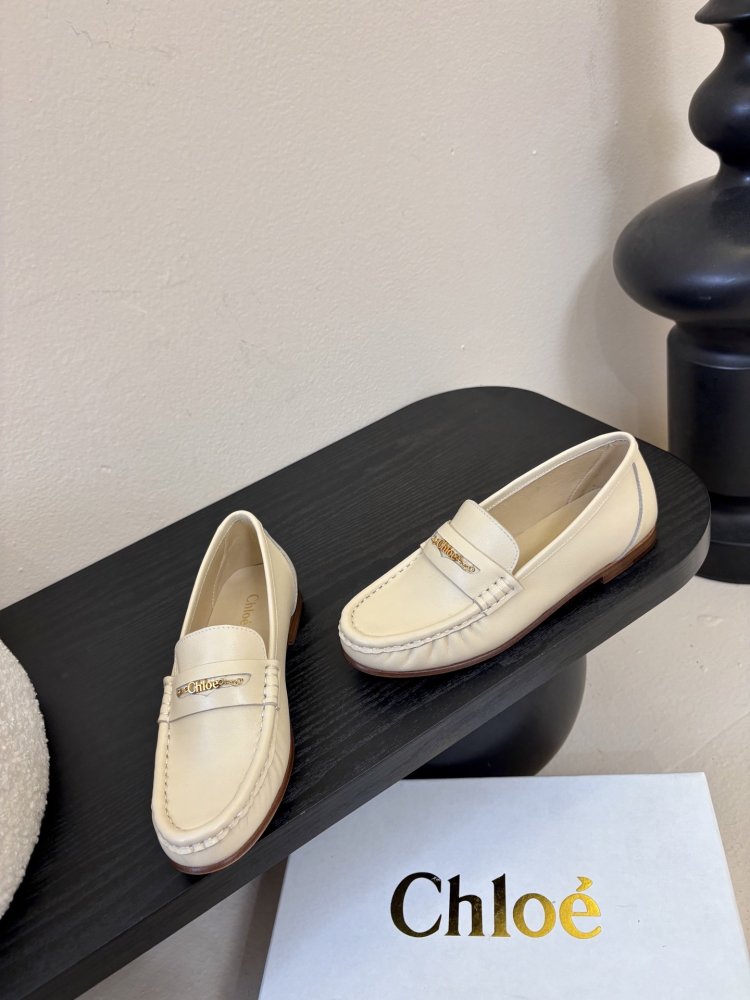 Туфли женские лоферы бежевые кожаные с золотой цепочкой на плоской подошве фото 3