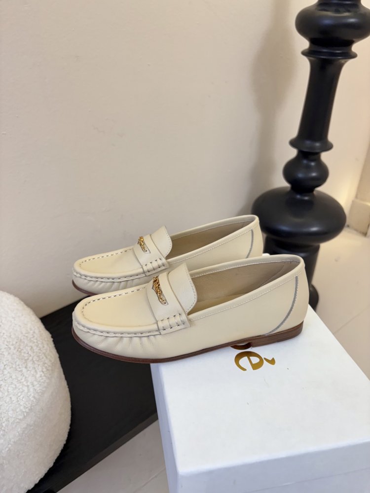 Туфли женские лоферы бежевые кожаные с золотой цепочкой на плоской подошве фото 5