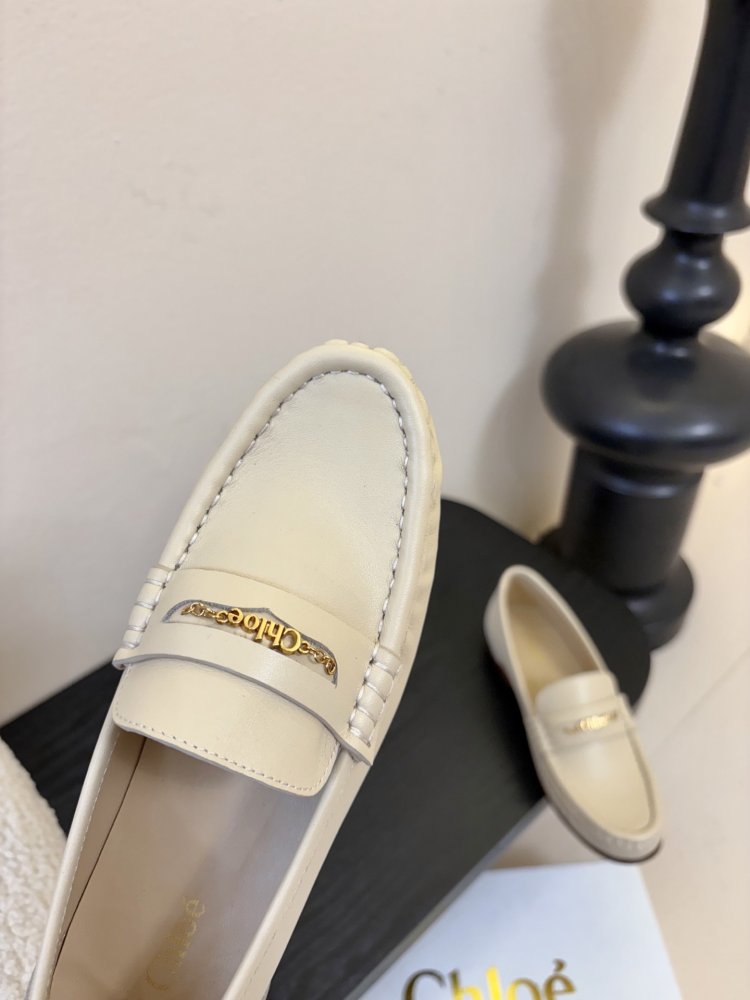 Туфли женские лоферы бежевые кожаные с золотой цепочкой на плоской подошве фото 6