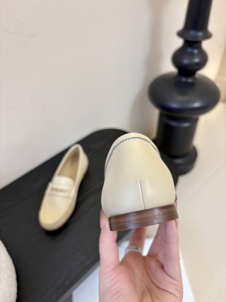 Туфли женские лоферы бежевые кожаные с золотой цепочкой на плоской подошве фото 7