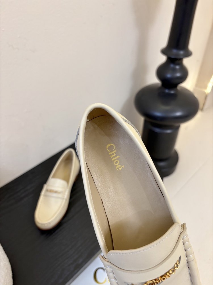 Туфли женские лоферы бежевые кожаные с золотой цепочкой на плоской подошве фото 8