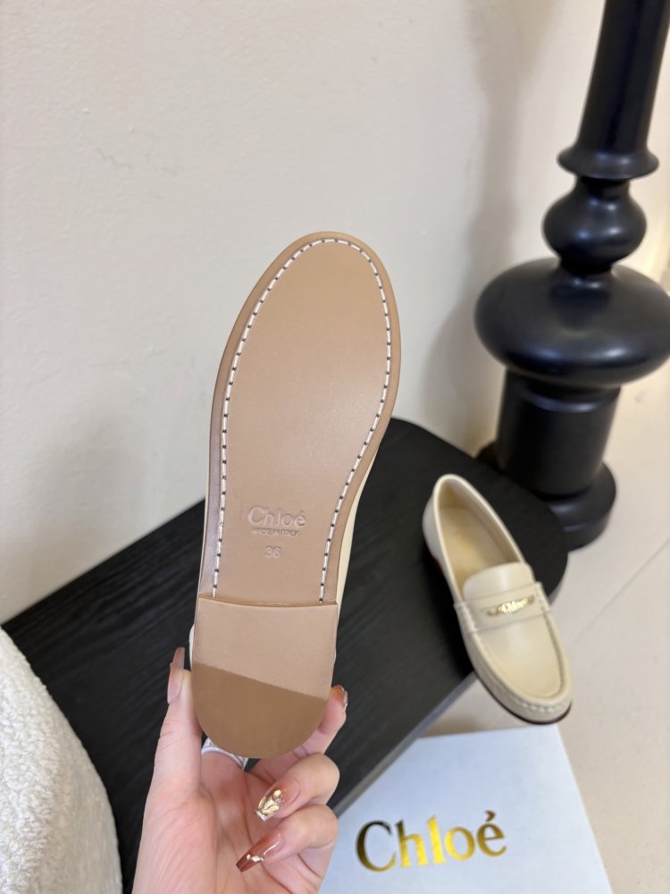 Туфли женские лоферы бежевые кожаные с золотой цепочкой на плоской подошве фото 9