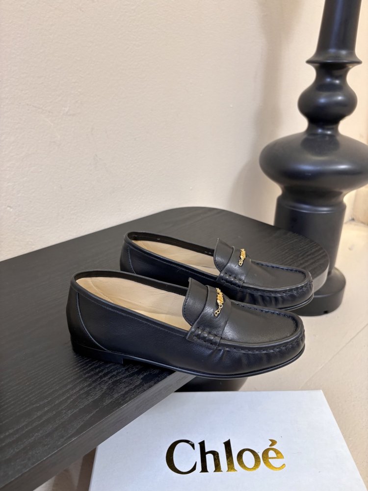 Туфли женские лоферы черные кожаные с золотой цепочкой на плоской подошве фото 2