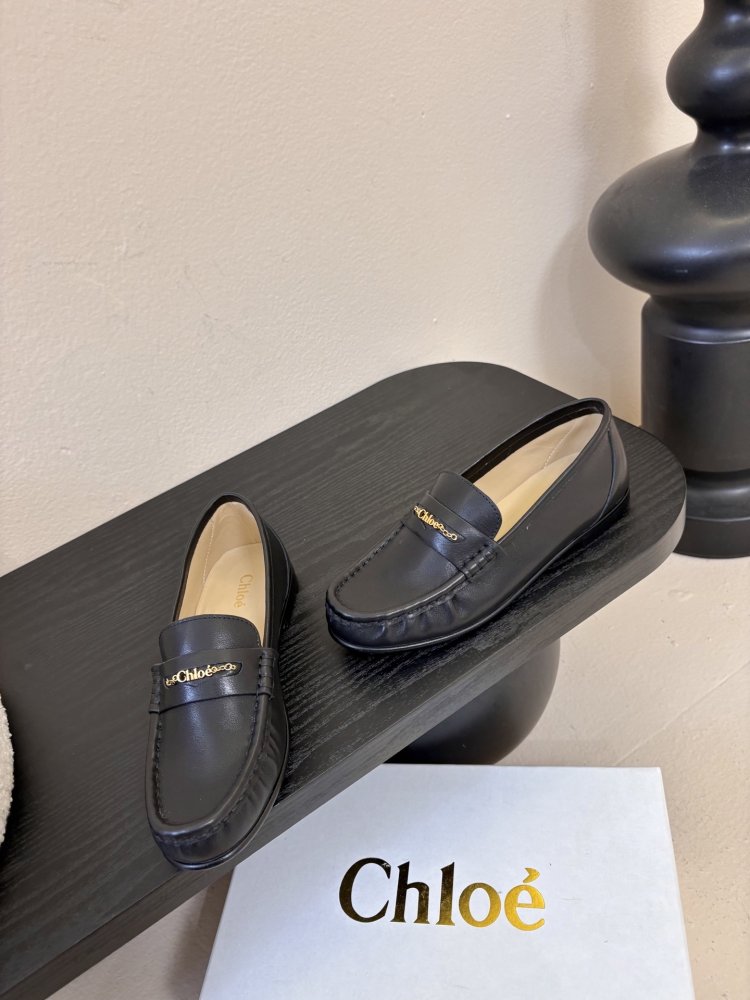 Туфли женские лоферы черные кожаные с золотой цепочкой на плоской подошве фото 3