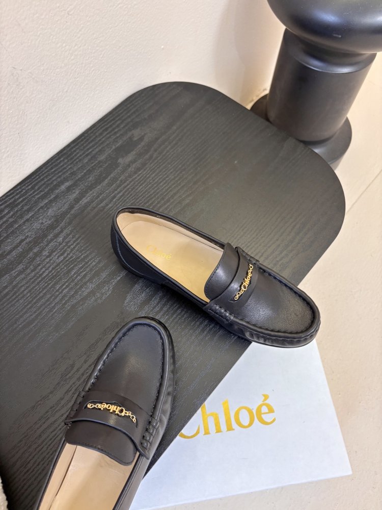 Туфли женские лоферы черные кожаные с золотой цепочкой на плоской подошве фото 4