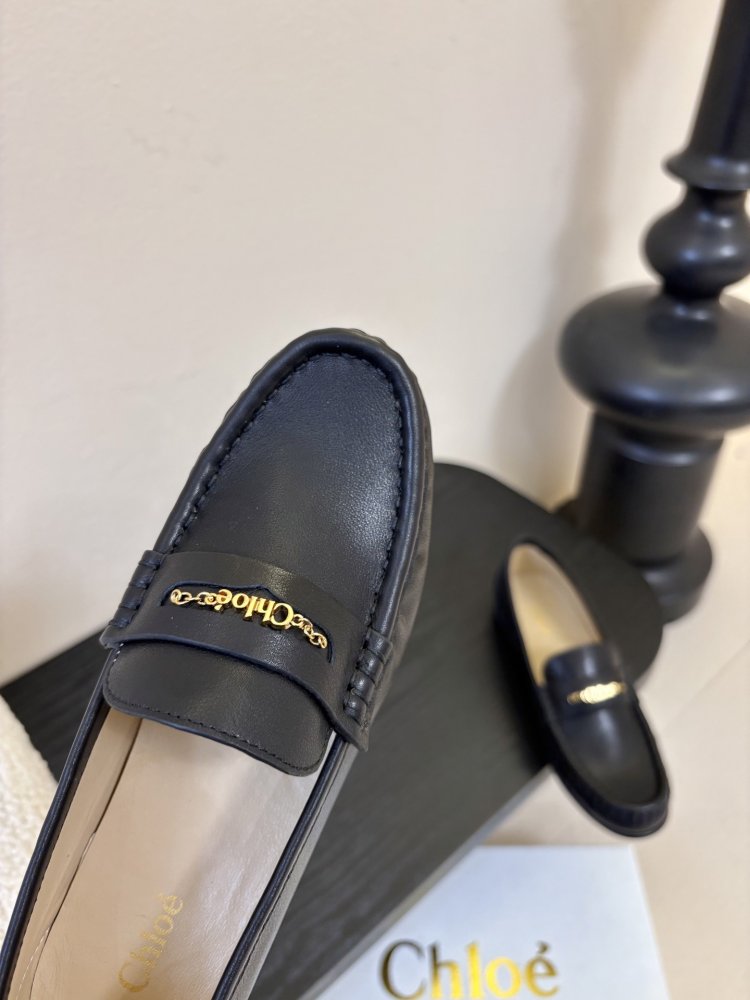 Туфли женские лоферы черные кожаные с золотой цепочкой на плоской подошве фото 6