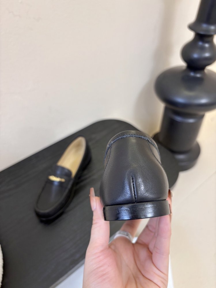 Туфли женские лоферы черные кожаные с золотой цепочкой на плоской подошве фото 7