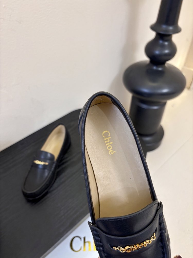 Туфли женские лоферы черные кожаные с золотой цепочкой на плоской подошве фото 8
