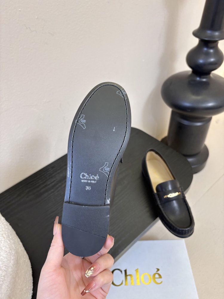 Туфли женские лоферы черные кожаные с золотой цепочкой на плоской подошве фото 9