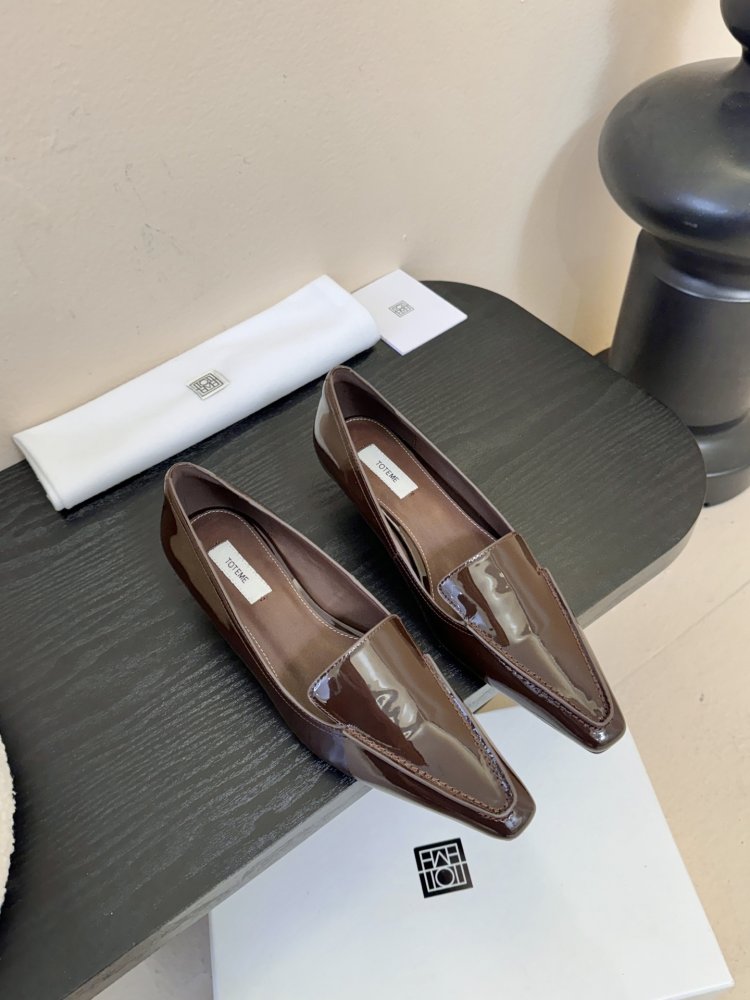 Туфли женские лоферы лаковые на низком ходу с квадратным носком