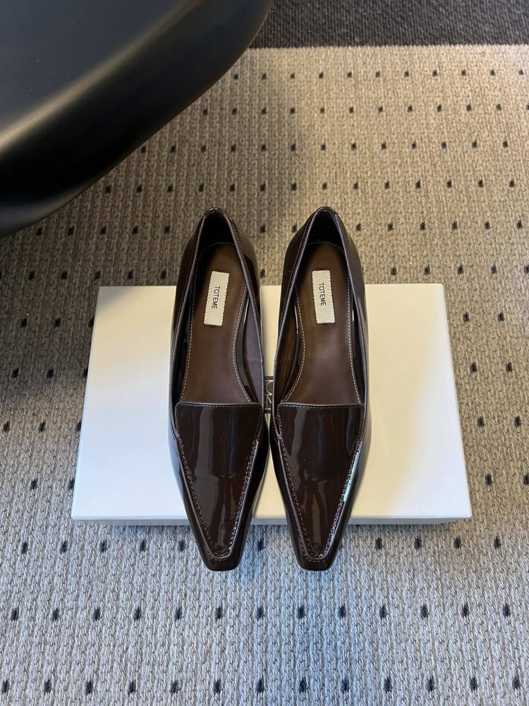 Туфли женские лоферы лаковые на низком ходу с квадратным носком