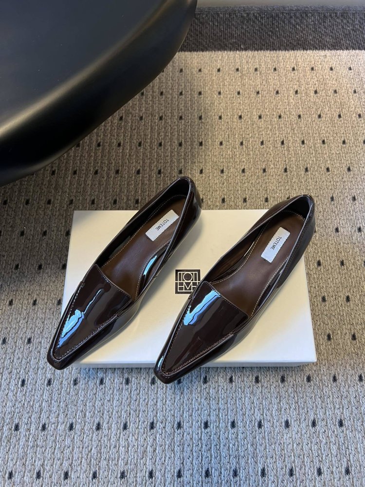 Туфли женские лоферы лаковые на низком ходу с квадратным носком фото 2