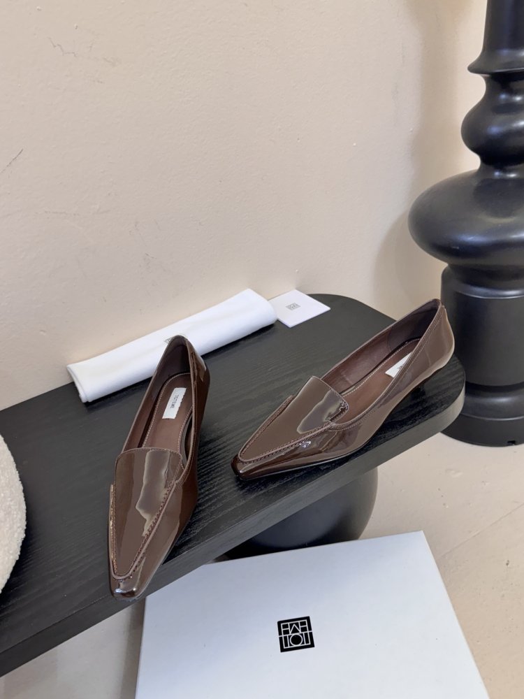 Туфли женские лоферы лаковые на низком ходу с квадратным носком фото 3