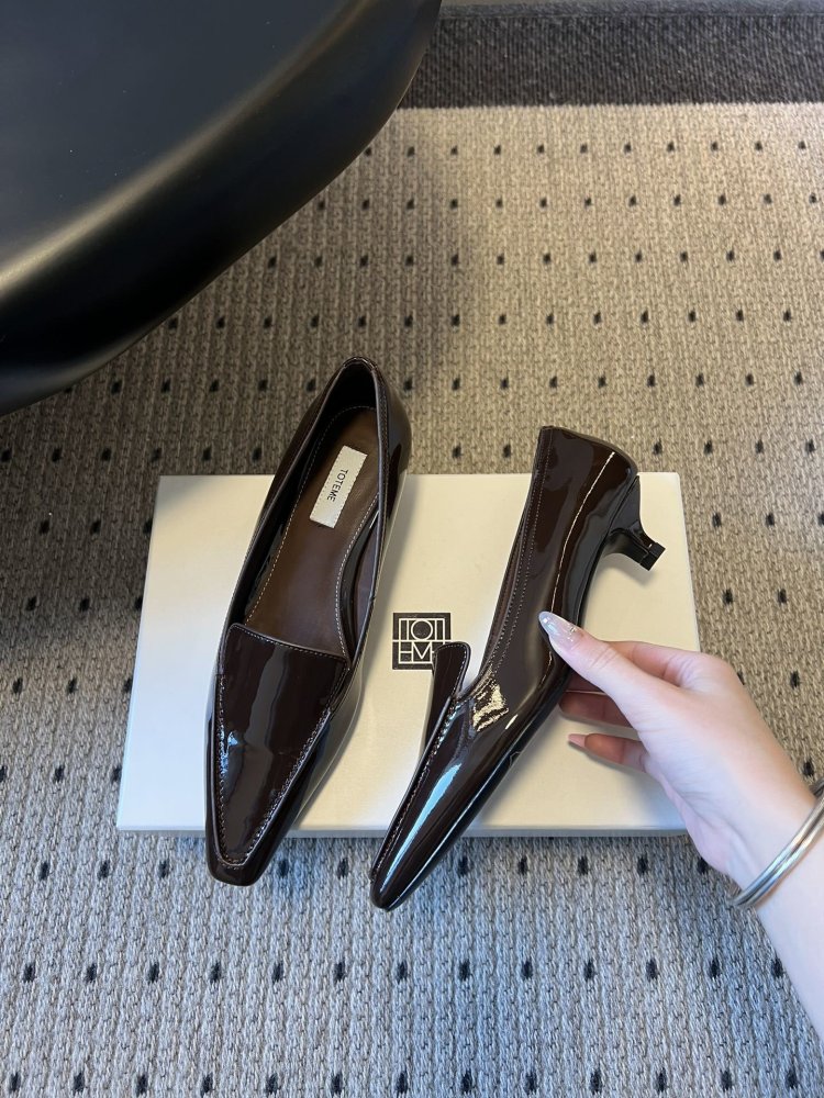 Туфли женские лоферы лаковые на низком ходу с квадратным носком фото 3