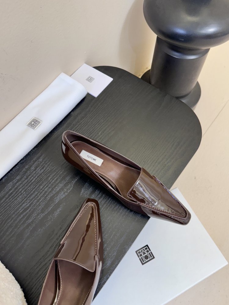 Туфли женские лоферы лаковые на низком ходу с квадратным носком фото 4