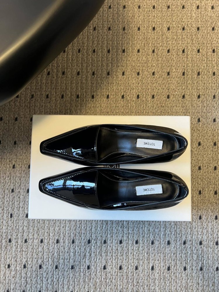 Туфли женские лоферы лаковые на низком ходу с квадратным носком фото 5