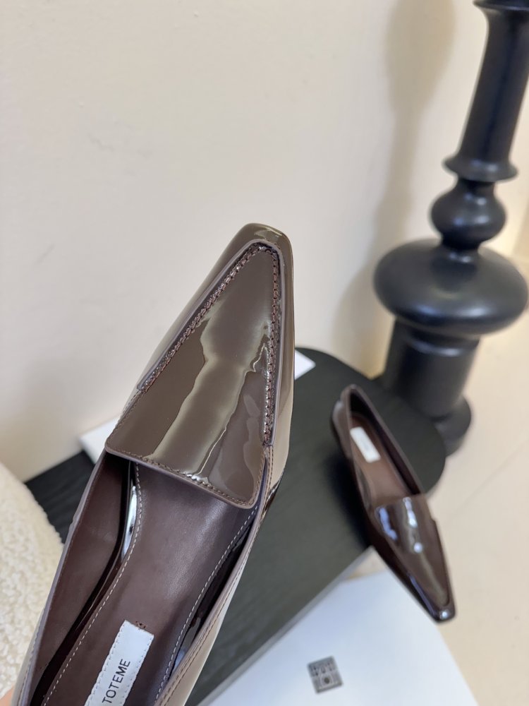 Туфли женские лоферы лаковые на низком ходу с квадратным носком фото 6