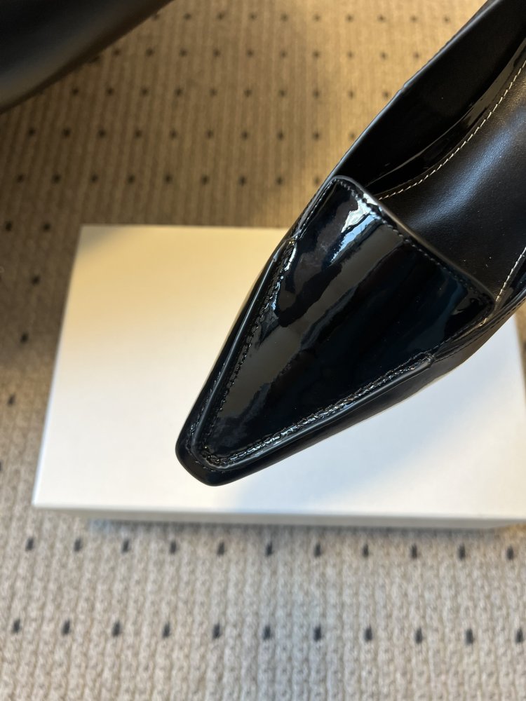 Туфли женские лоферы лаковые на низком ходу с квадратным носком фото 8