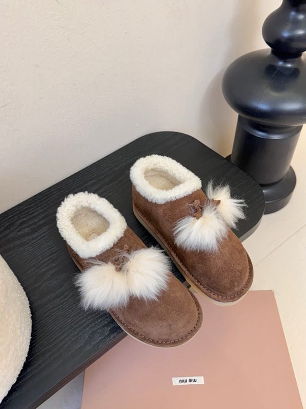 Shoes women's on fur winter
