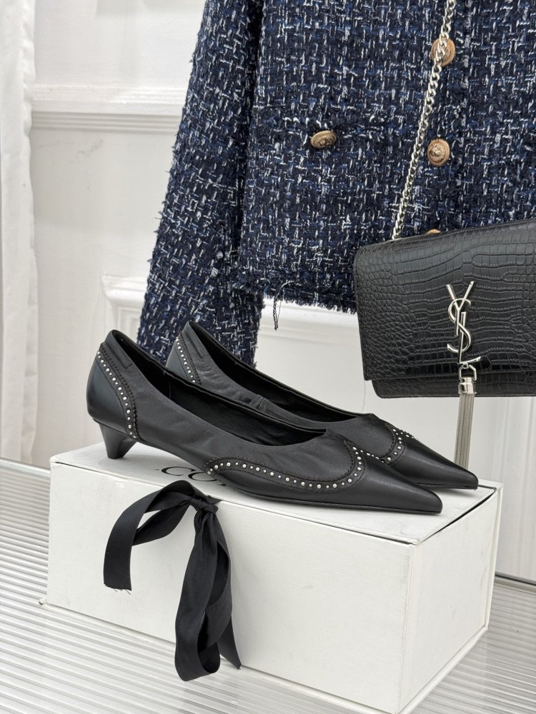 Туфли женские на низком каблуке с острым носком