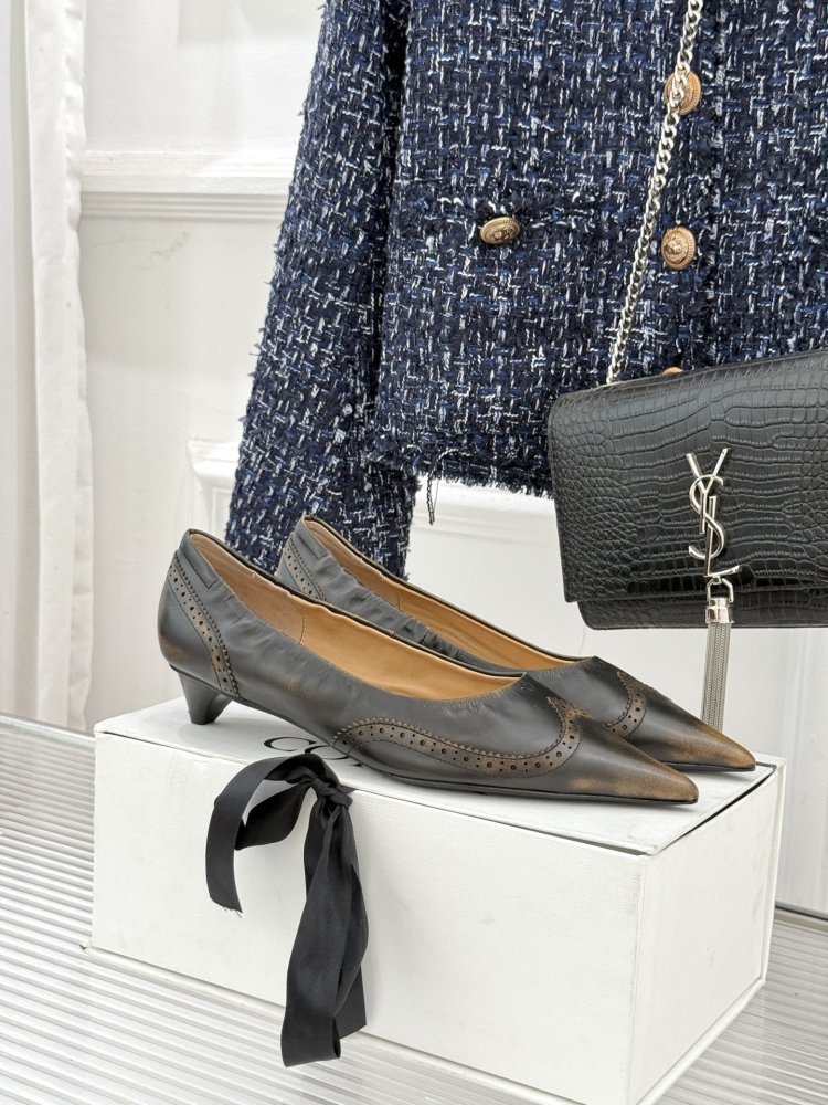 Туфли женские на низком каблуке с острым носком