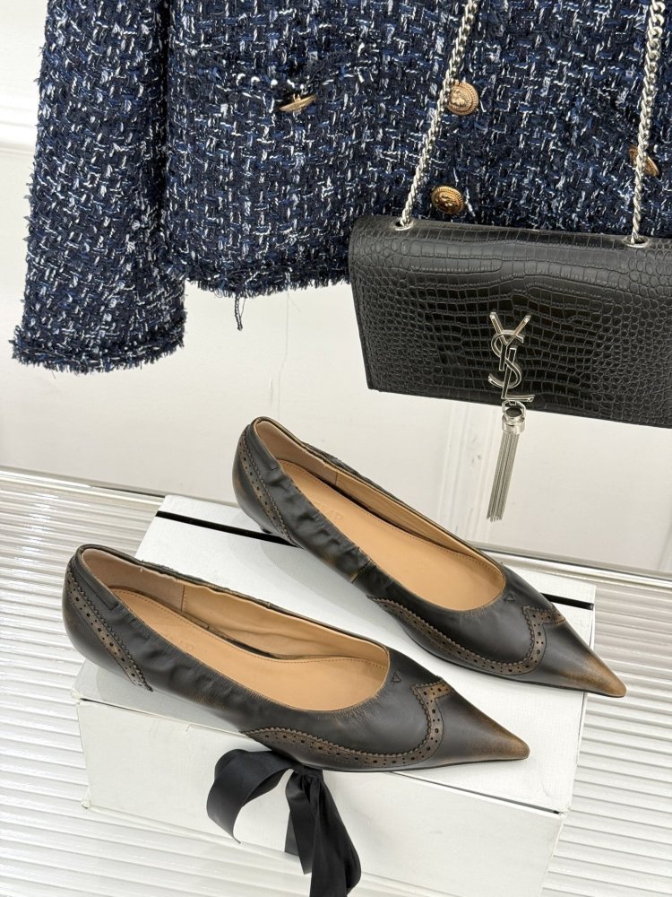 Туфли женские на низком каблуке с острым носком фото 3