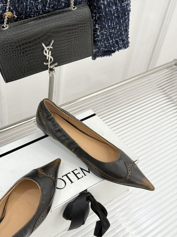 Туфли женские на низком каблуке с острым носком фото 5