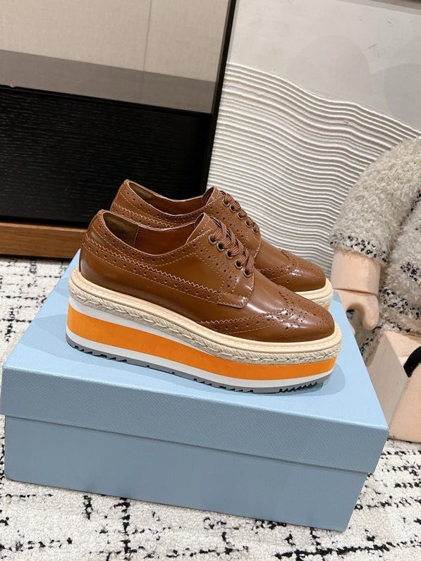 Туфлі жіночі на високою підошві