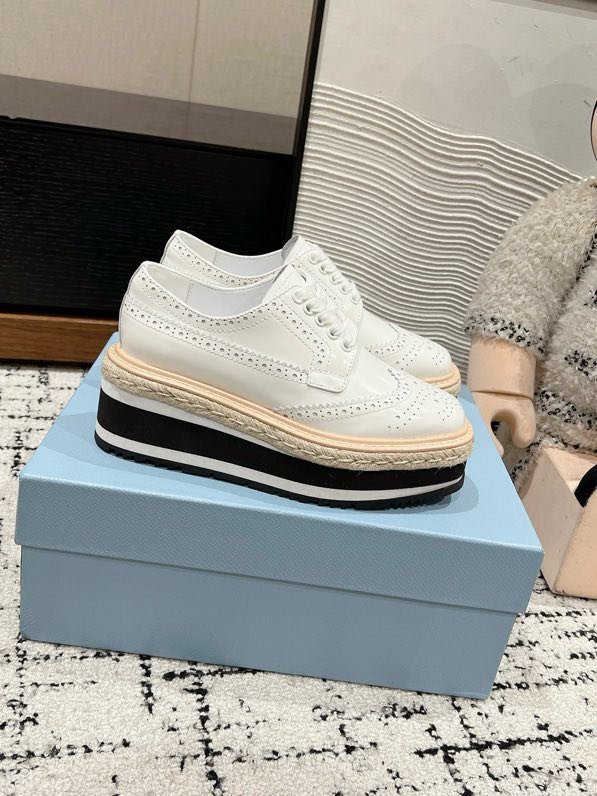 Туфлі жіночі на високою підошві