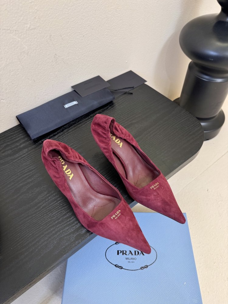 Туфлі жіночі замшеві на підборах з гострим носком човники з логотипом