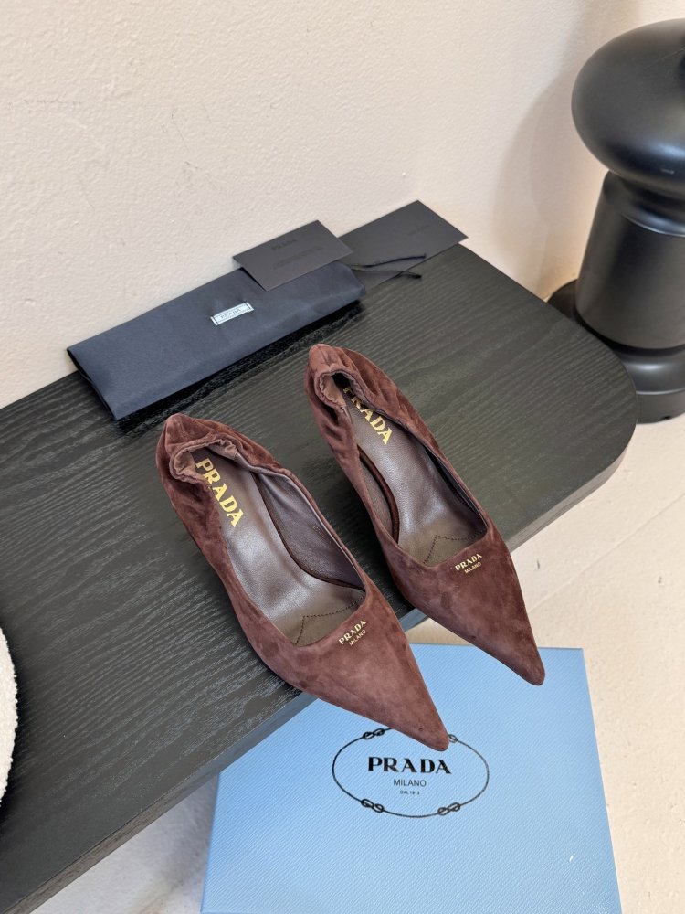 Туфли женские замшевые на каблуке с острым носком лодочки с логотипом