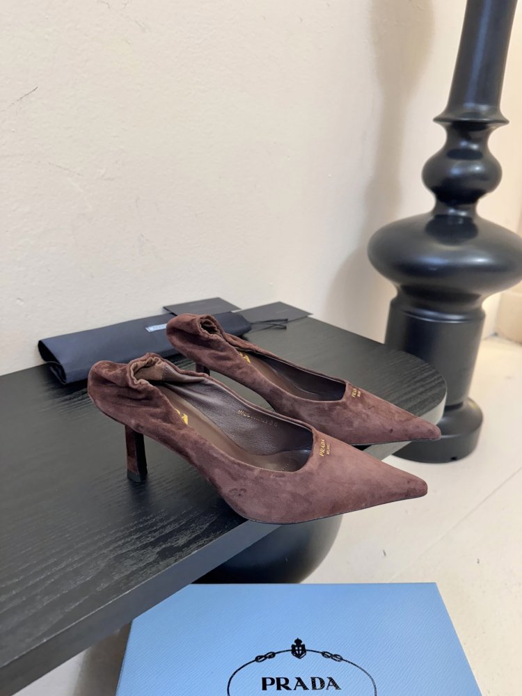 Туфли женские замшевые на каблуке с острым носком лодочки с логотипом фото 2