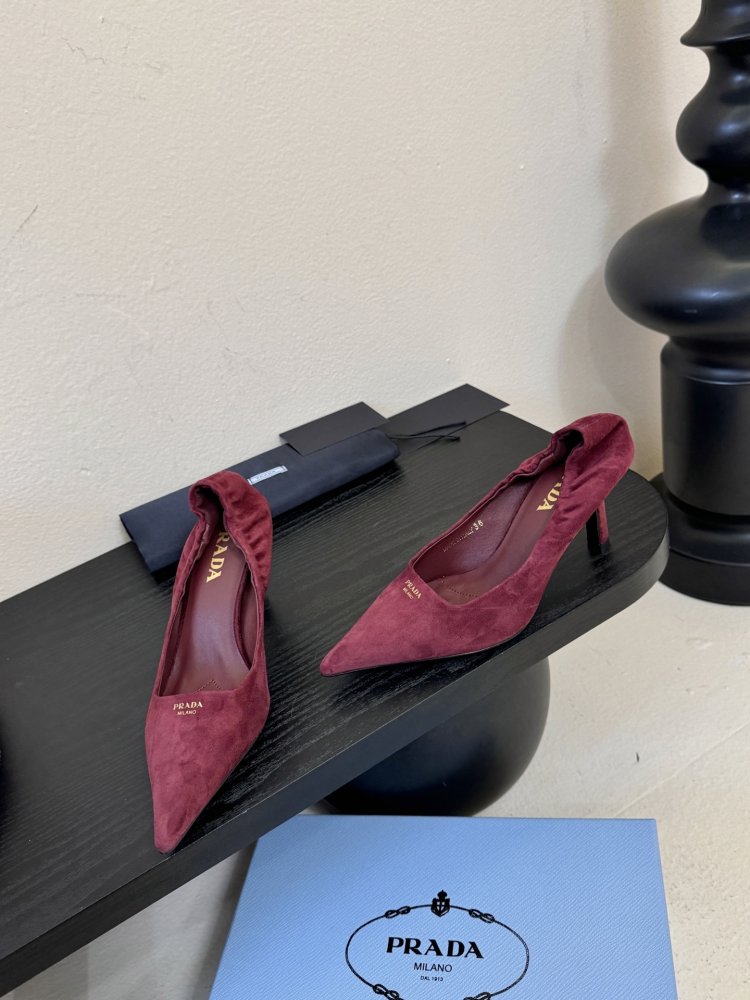 Туфлі жіночі замшеві на підборах з гострим носком човники з логотипом фото 3