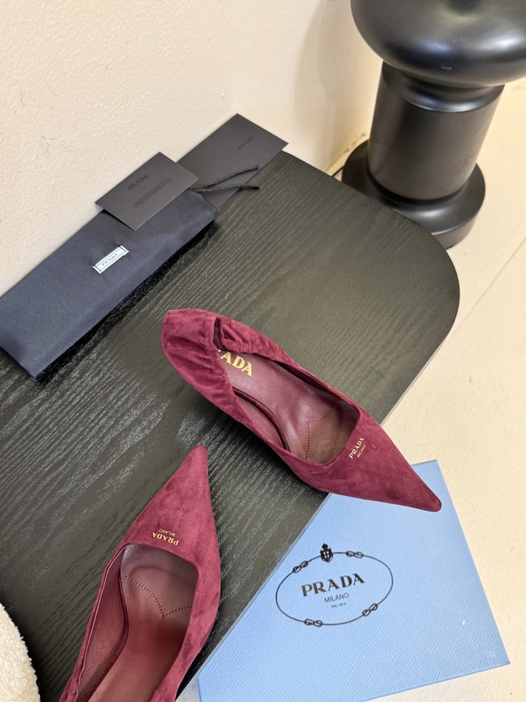 Туфлі жіночі замшеві на підборах з гострим носком човники з логотипом фото 4