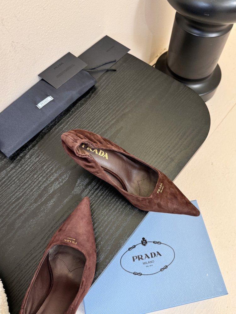 Туфли женские замшевые на каблуке с острым носком лодочки с логотипом фото 4