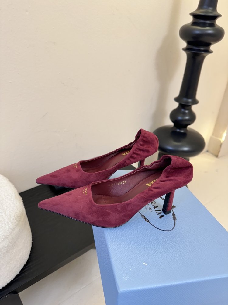 Туфлі жіночі замшеві на підборах з гострим носком човники з логотипом фото 5