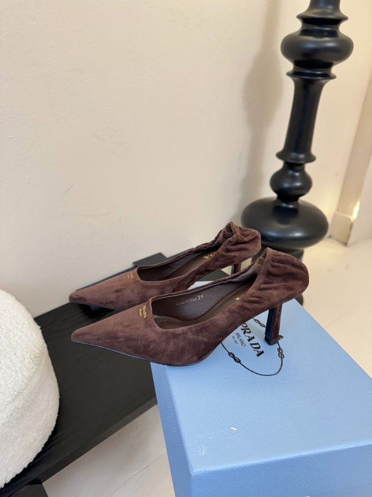 Туфли женские замшевые на каблуке с острым носком лодочки с логотипом фото 5